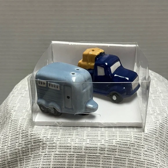 Blue Truck and Camper Salt and Pepper Shakers - Picture 9 of 9